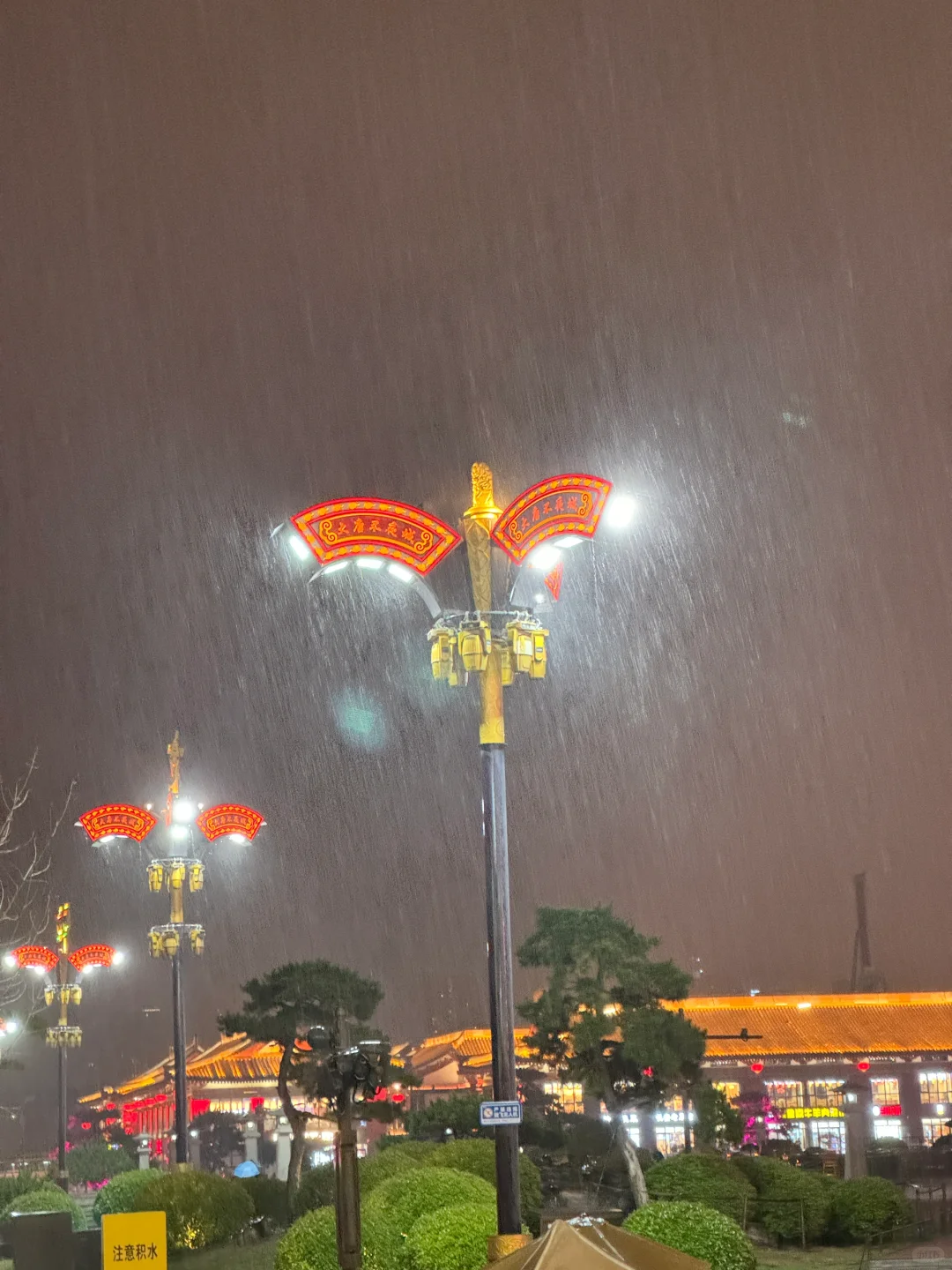 此时此刻。。。大概有一亿人被暴雨困在大悦城