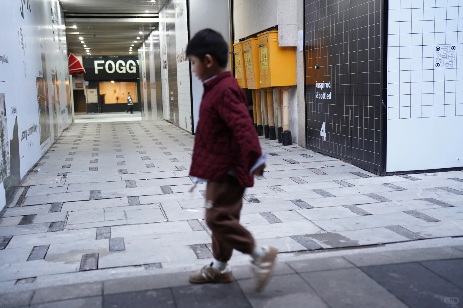 他说去咖啡店做旅游攻略