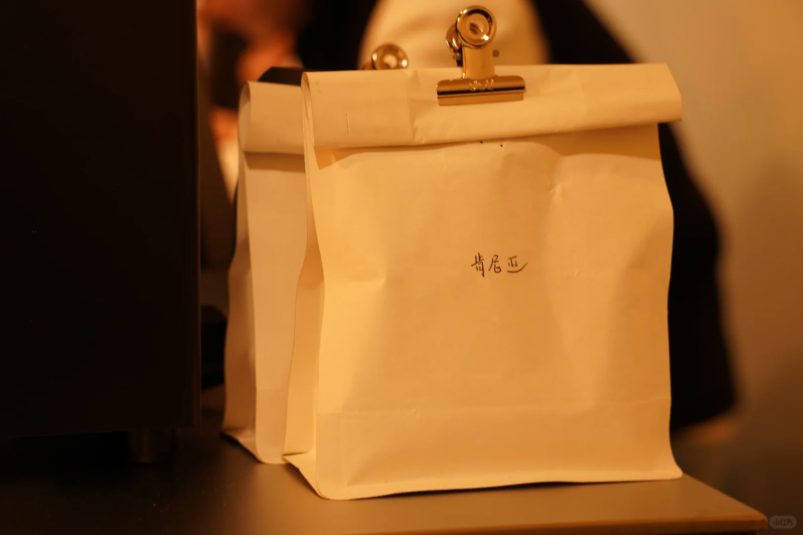 他说去咖啡店做旅游攻略