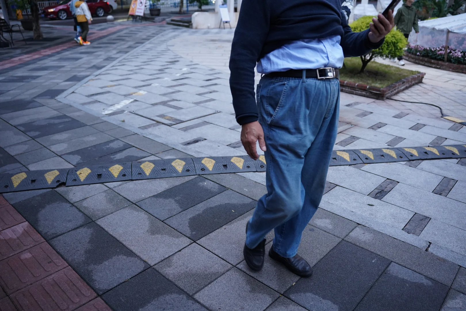 他说去咖啡店做旅游攻略