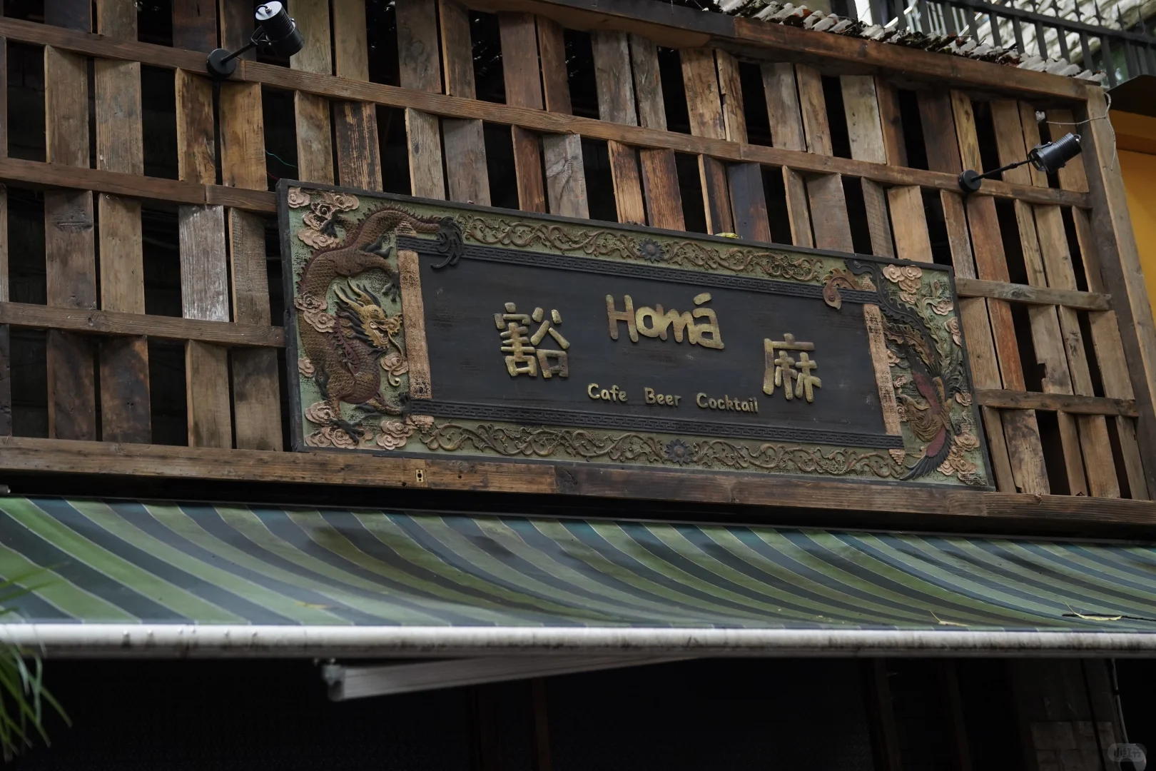 他说去咖啡店做旅游攻略