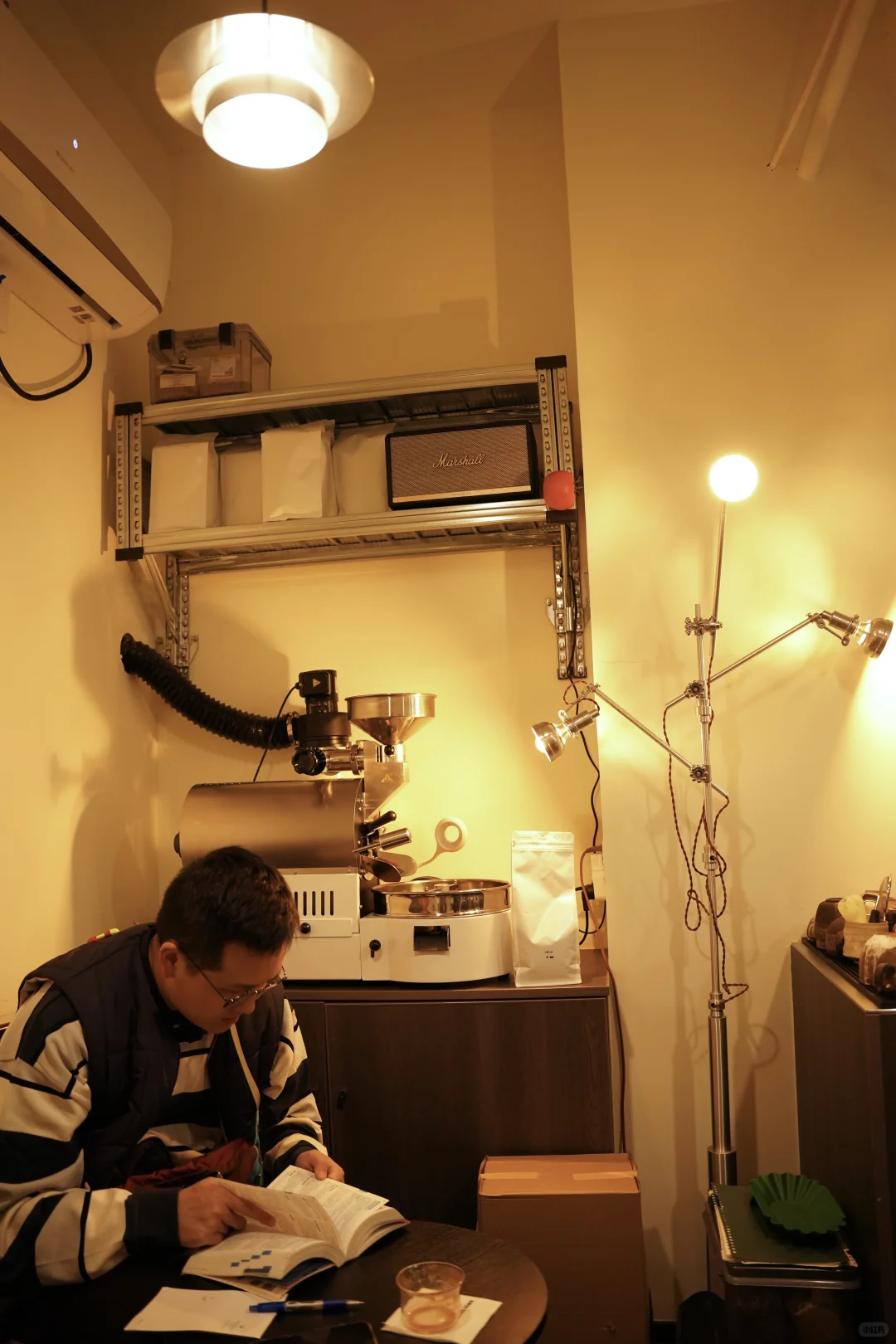 他说去咖啡店做旅游攻略