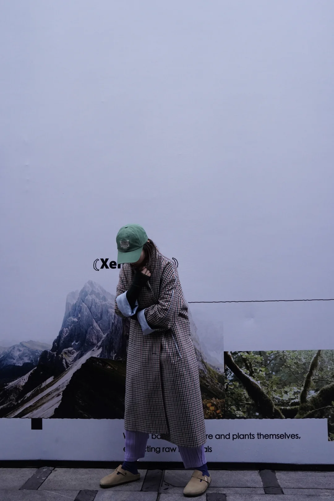 他说去咖啡店做旅游攻略