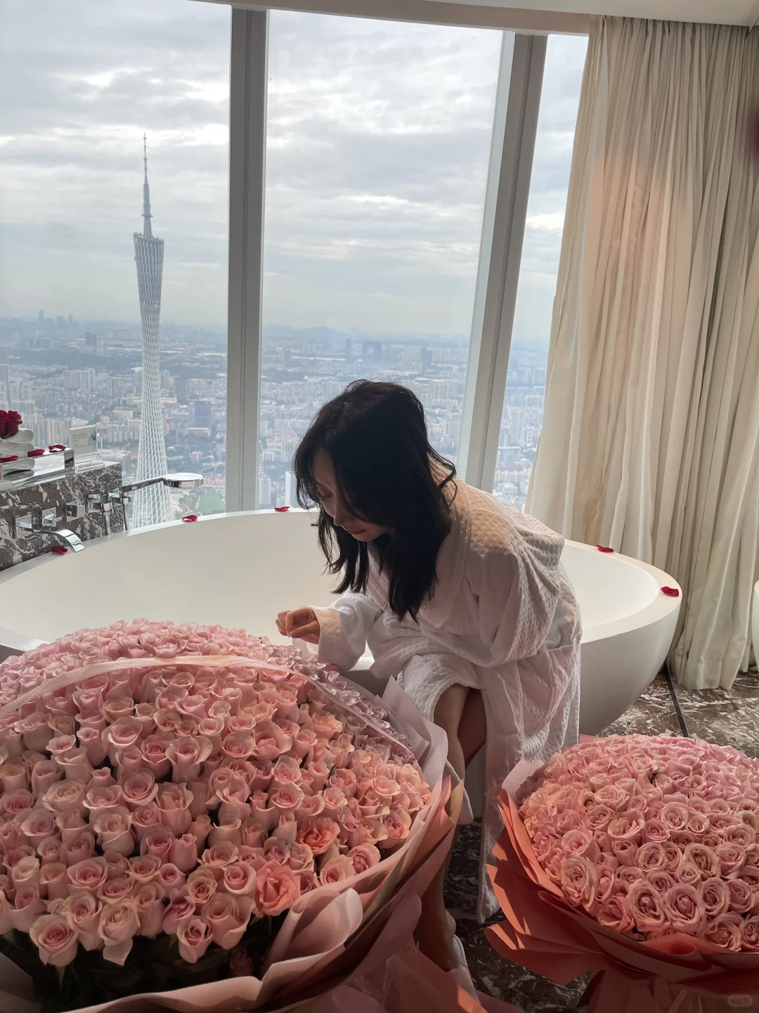 是广州塔前的玫瑰花💐啊！