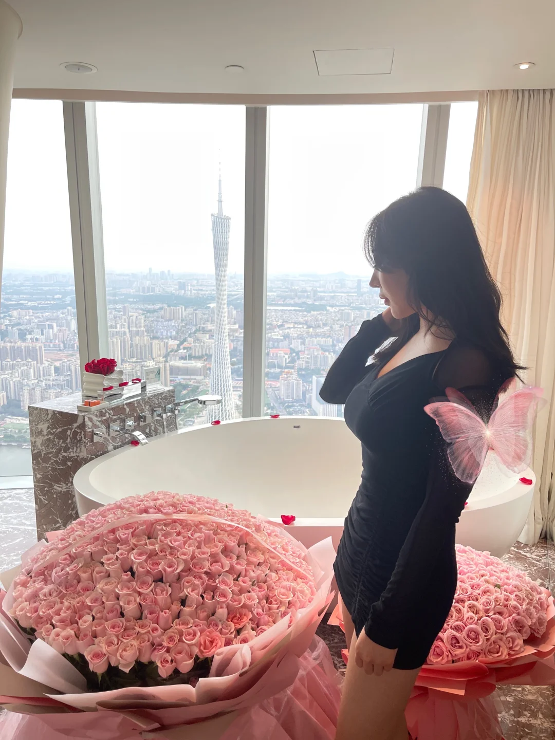 是广州塔前的玫瑰花💐啊！