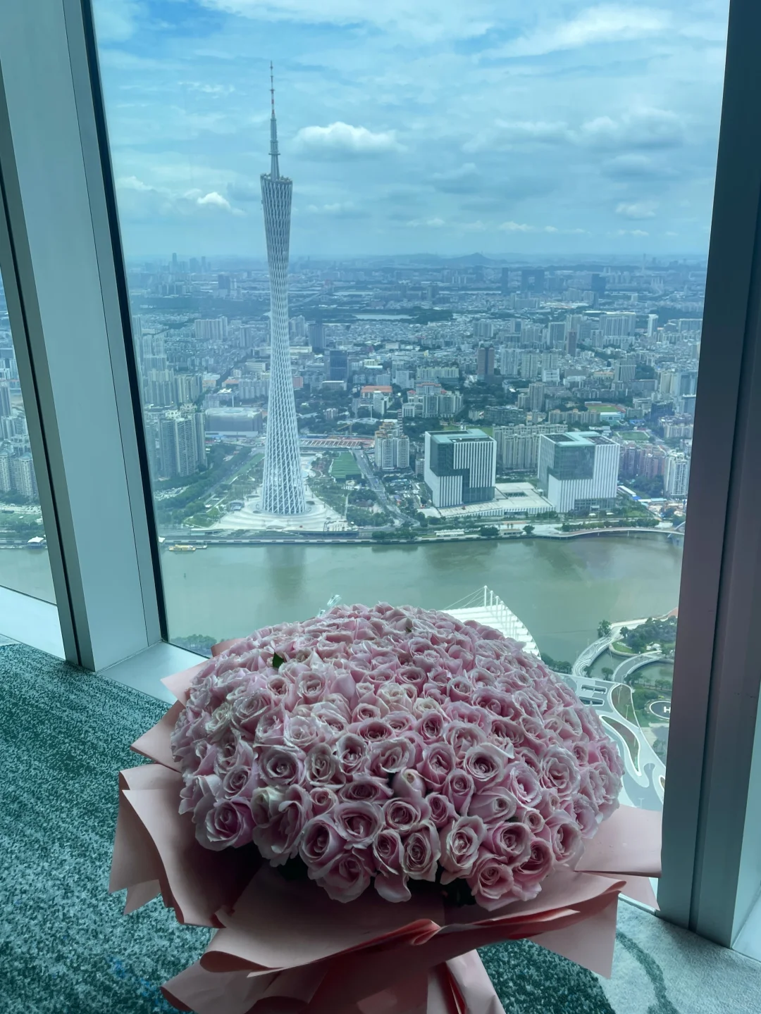 是广州塔前的玫瑰花💐啊！