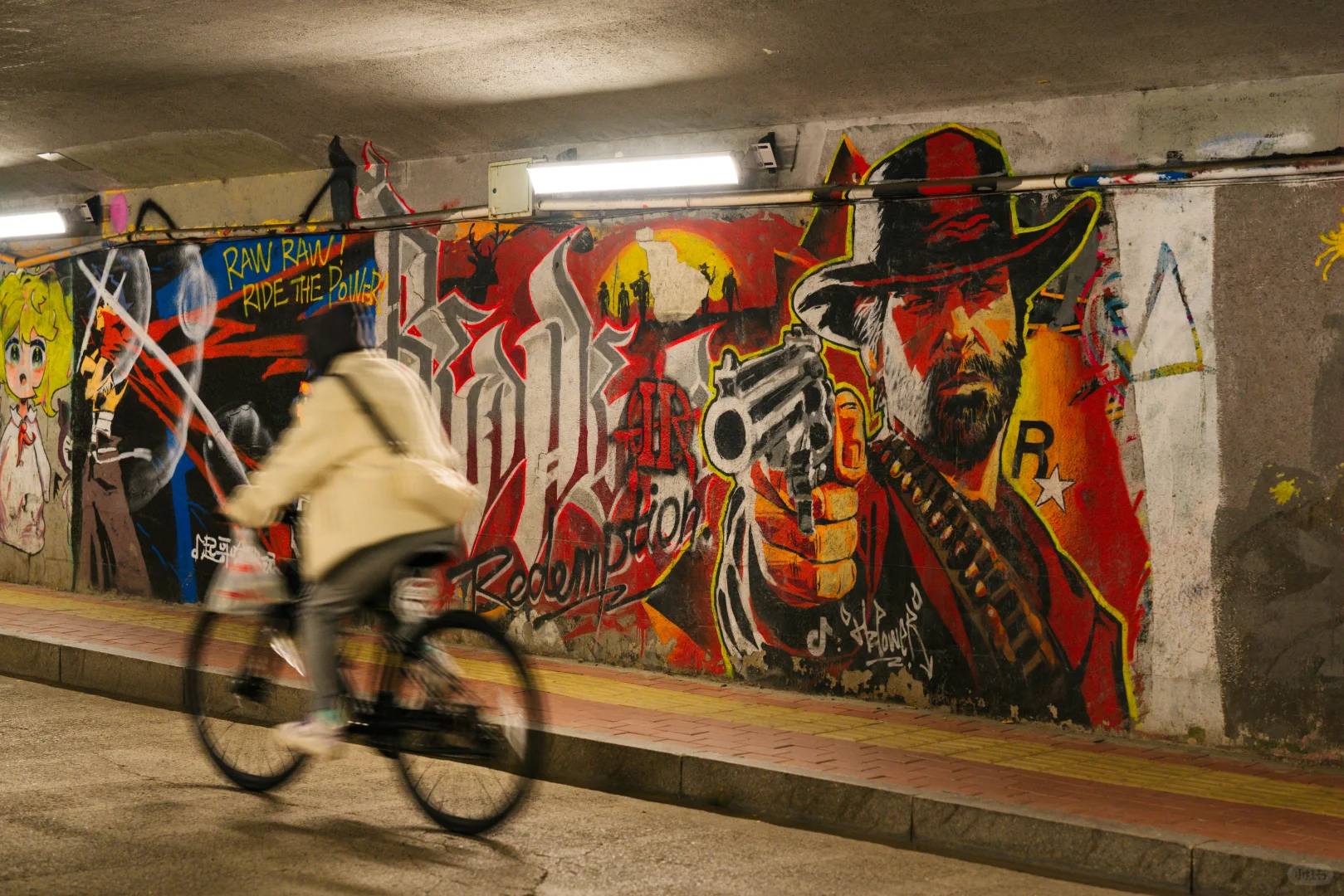 深夜迷路走进一个有趣的地下通道｜天津