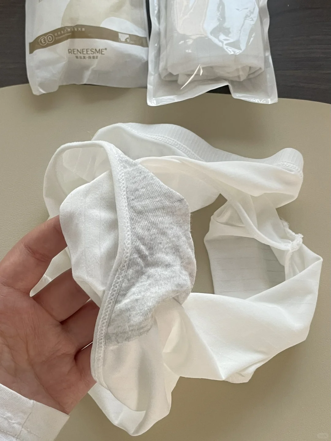 出去旅游，你们为什么都带一次性内裤啊😭