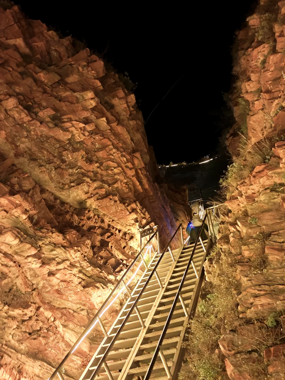 一人夜爬古武当山！29.9门票含电瓶车太