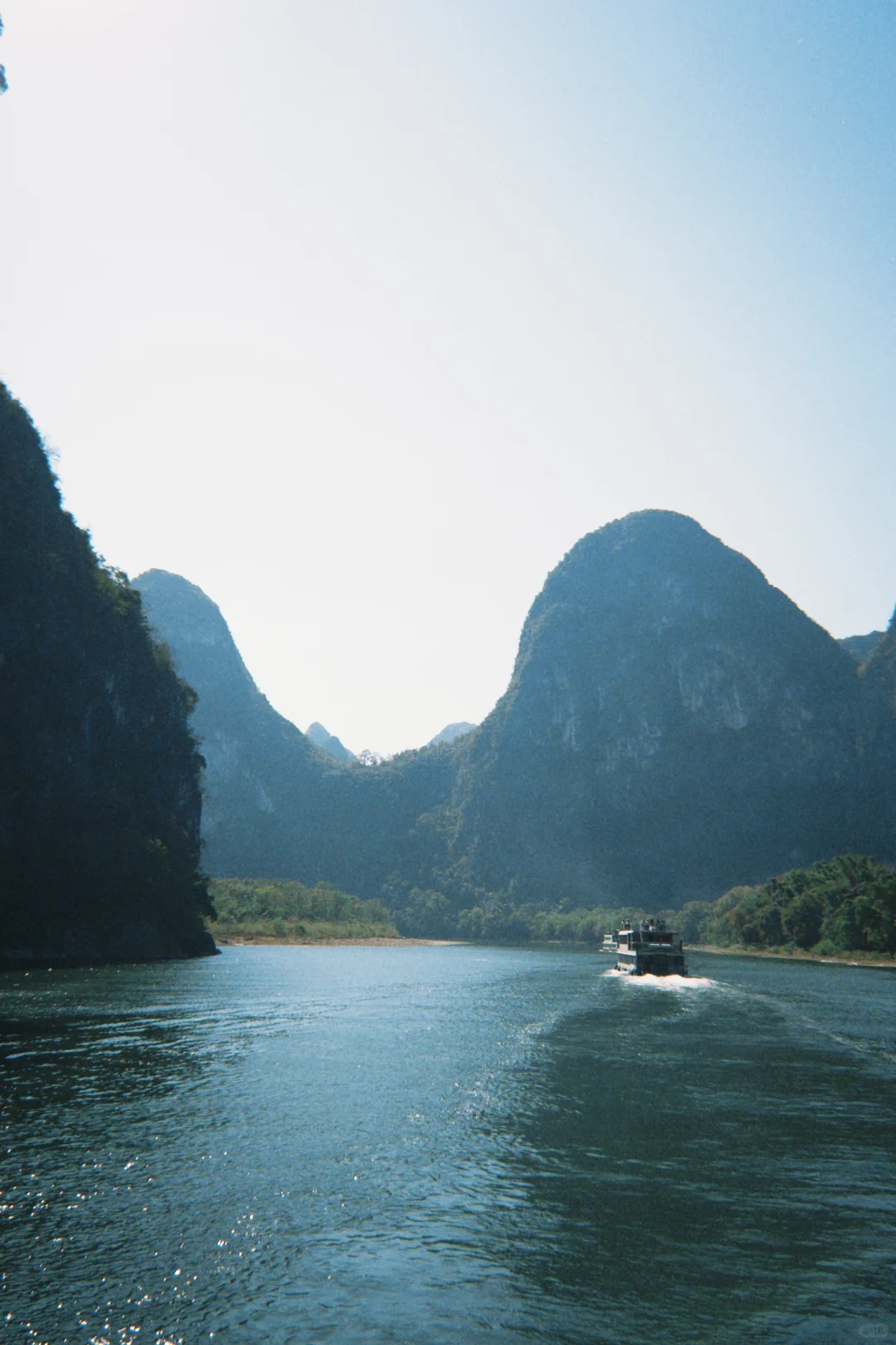 舟行碧波上，人在画中游