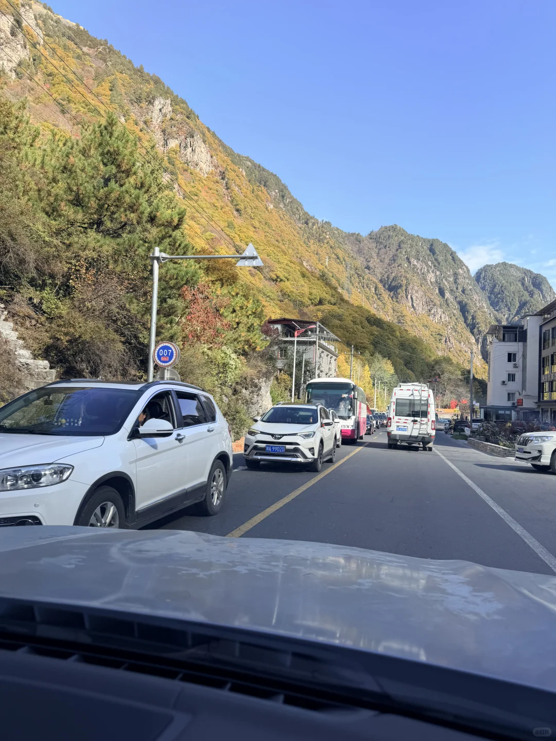 秋假第二天到毕棚沟景区的路堵死了