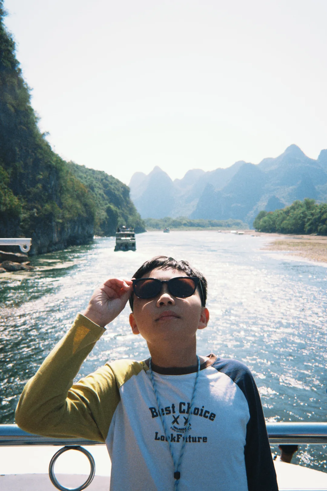 舟行碧波上，人在画中游