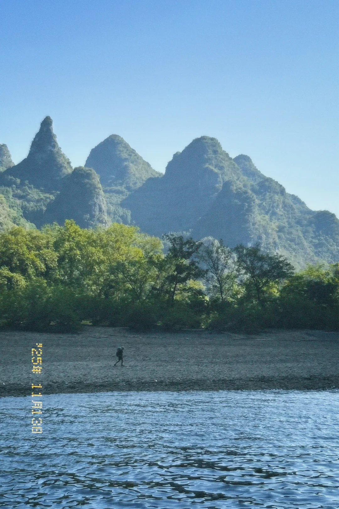 舟行碧波上，人在画中游