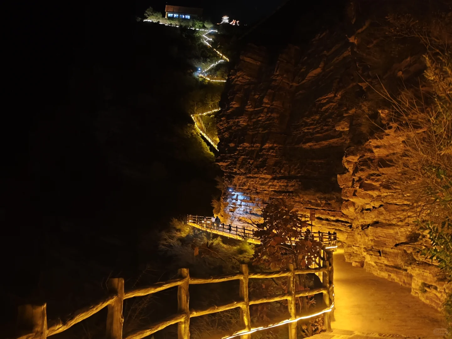 一人夜爬古武当山！29.9门票含电瓶车太