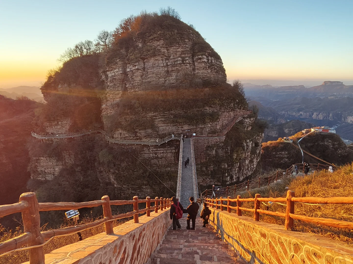 一人夜爬古武当山！29.9门票含电瓶车太