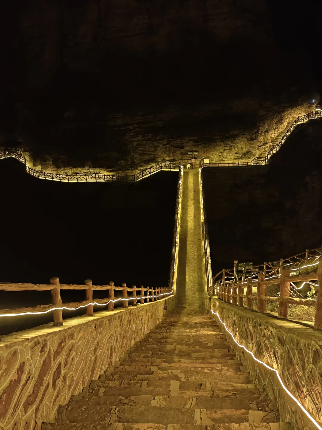 一人夜爬古武当山！29.9门票含电瓶车太