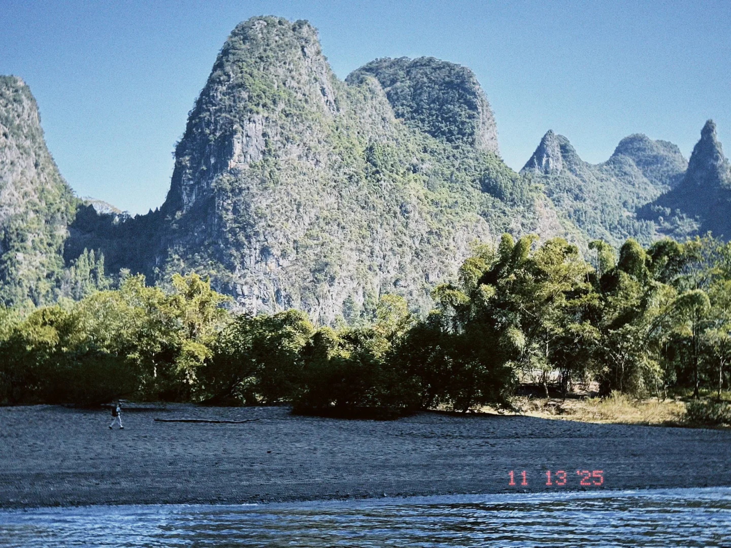 舟行碧波上，人在画中游