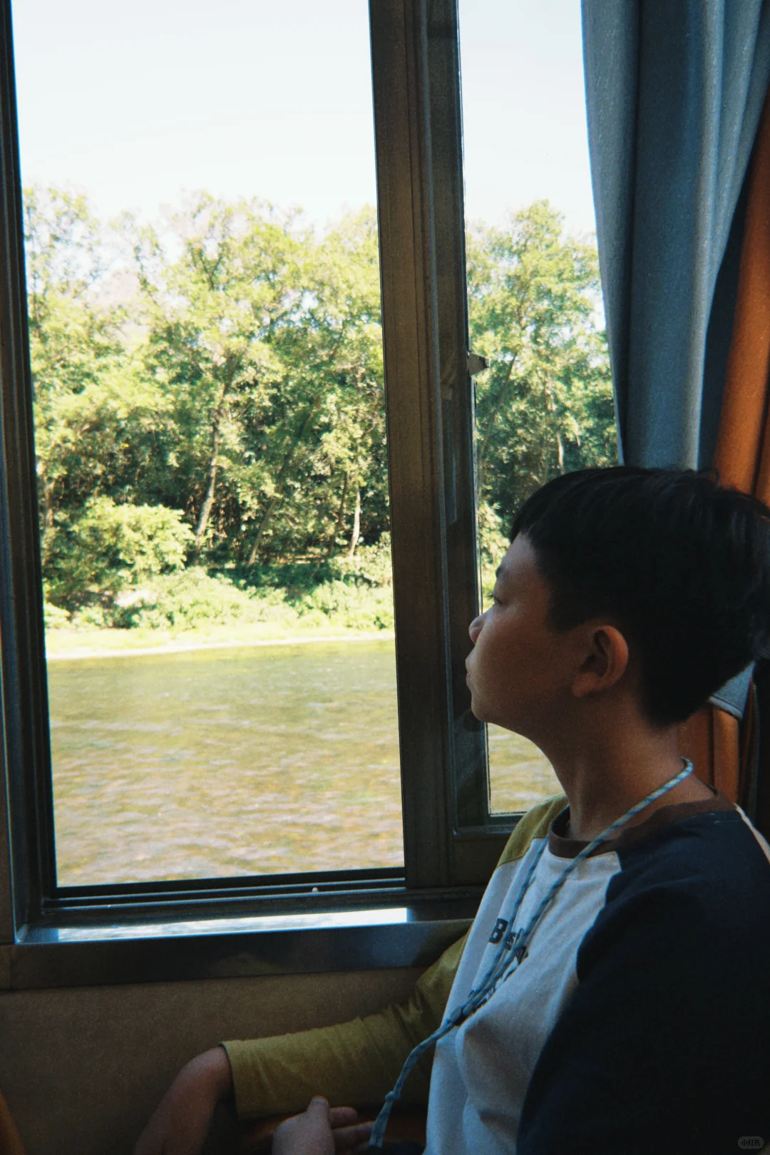 舟行碧波上，人在画中游