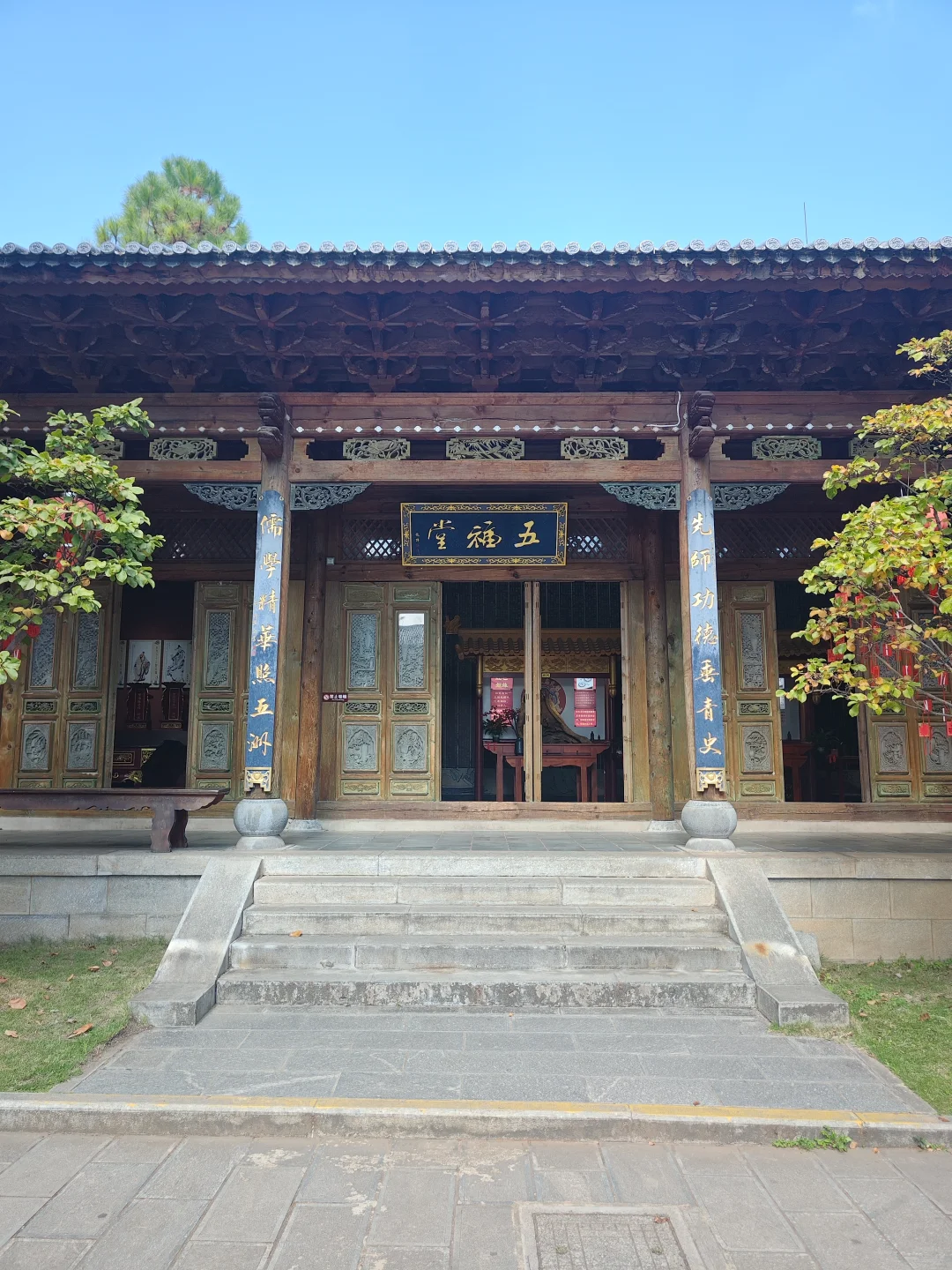 商业街中的古城