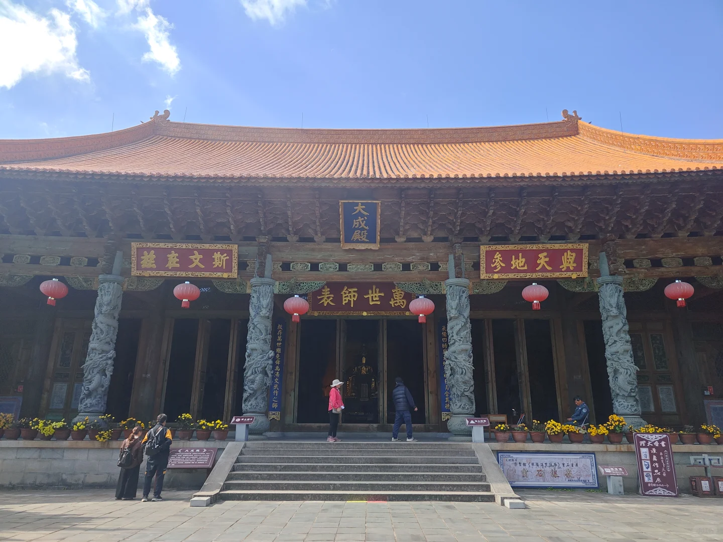 商业街中的古城