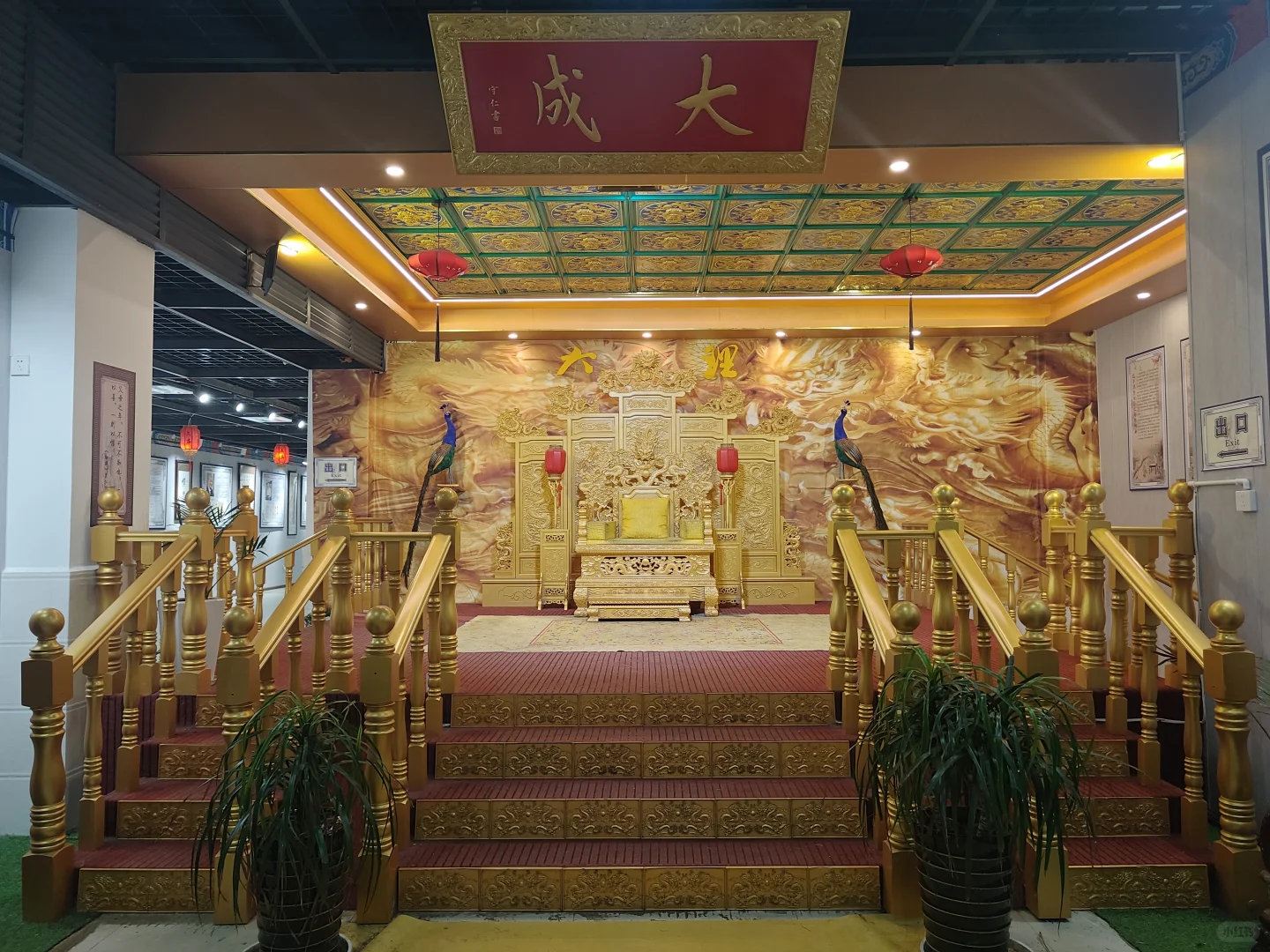 商业街中的古城