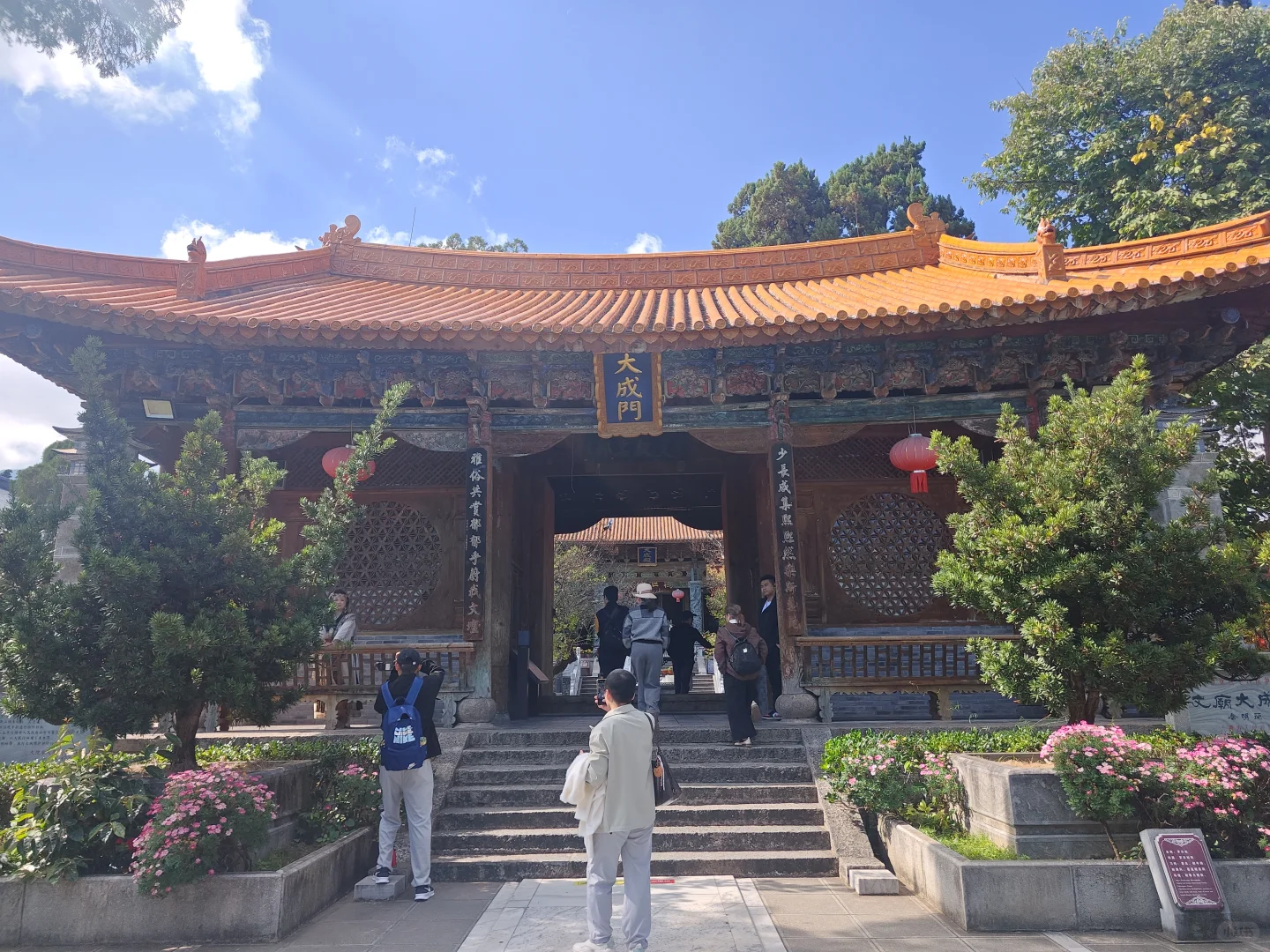 商业街中的古城