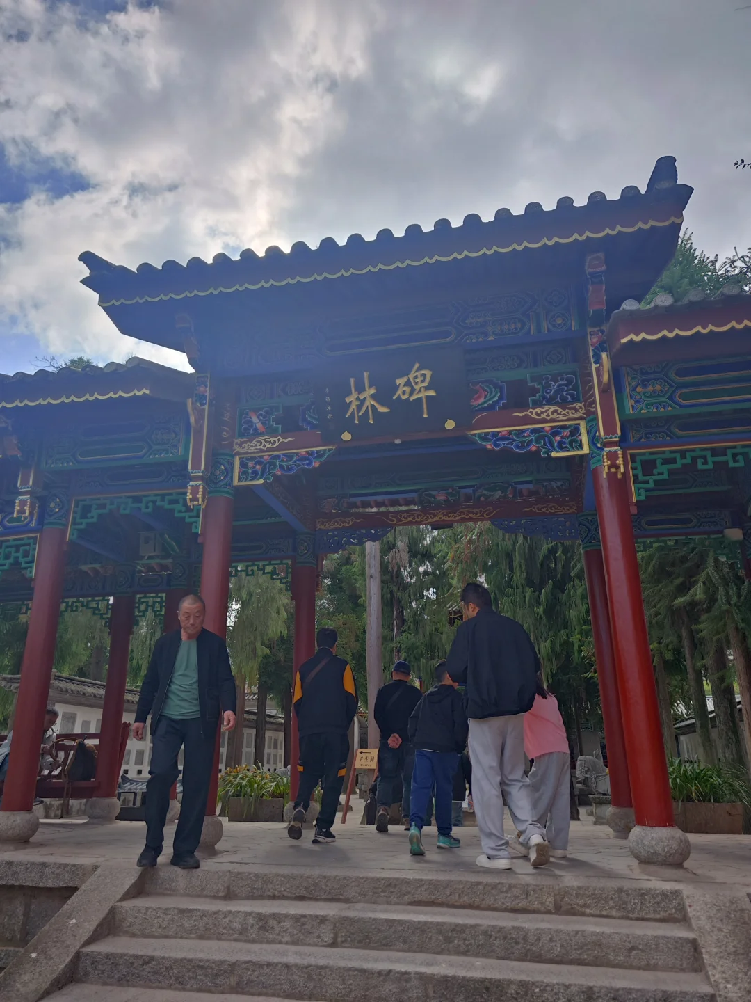 商业街中的古城