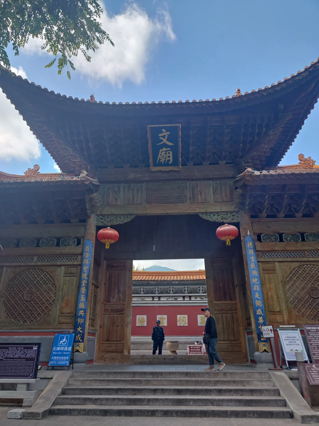 商业街中的古城