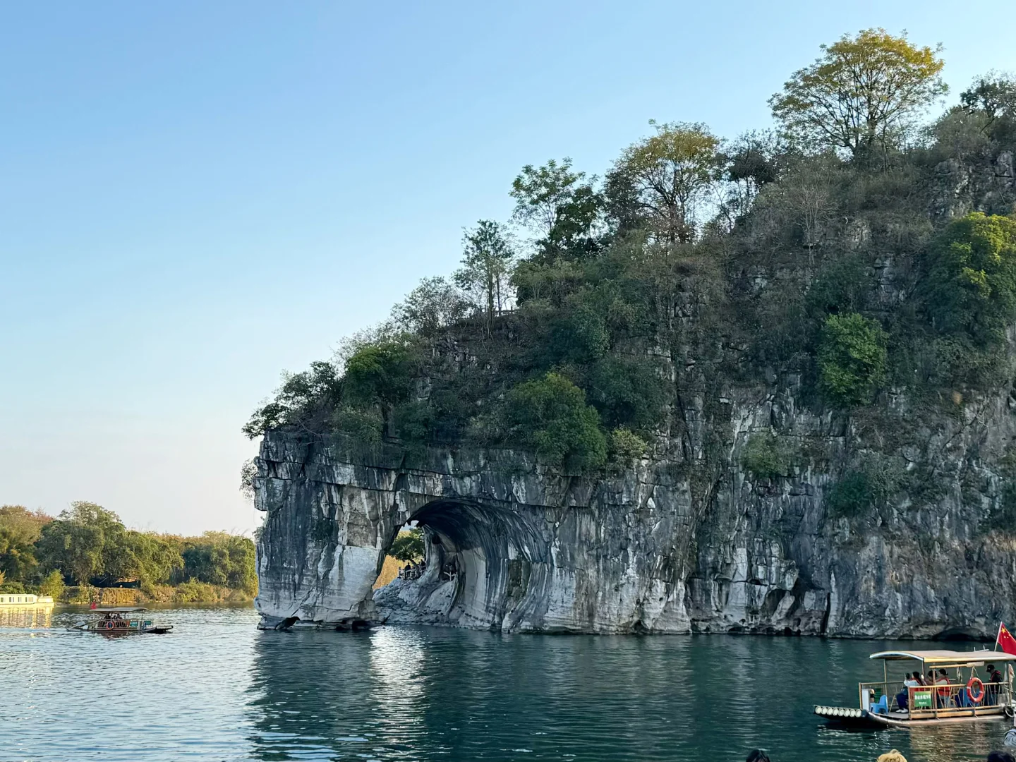 船在林中走，人在画里游