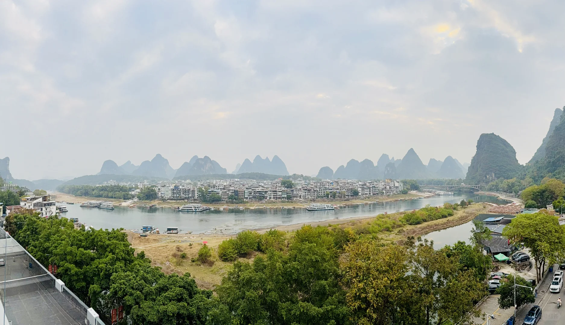 船在林中走，人在画里游