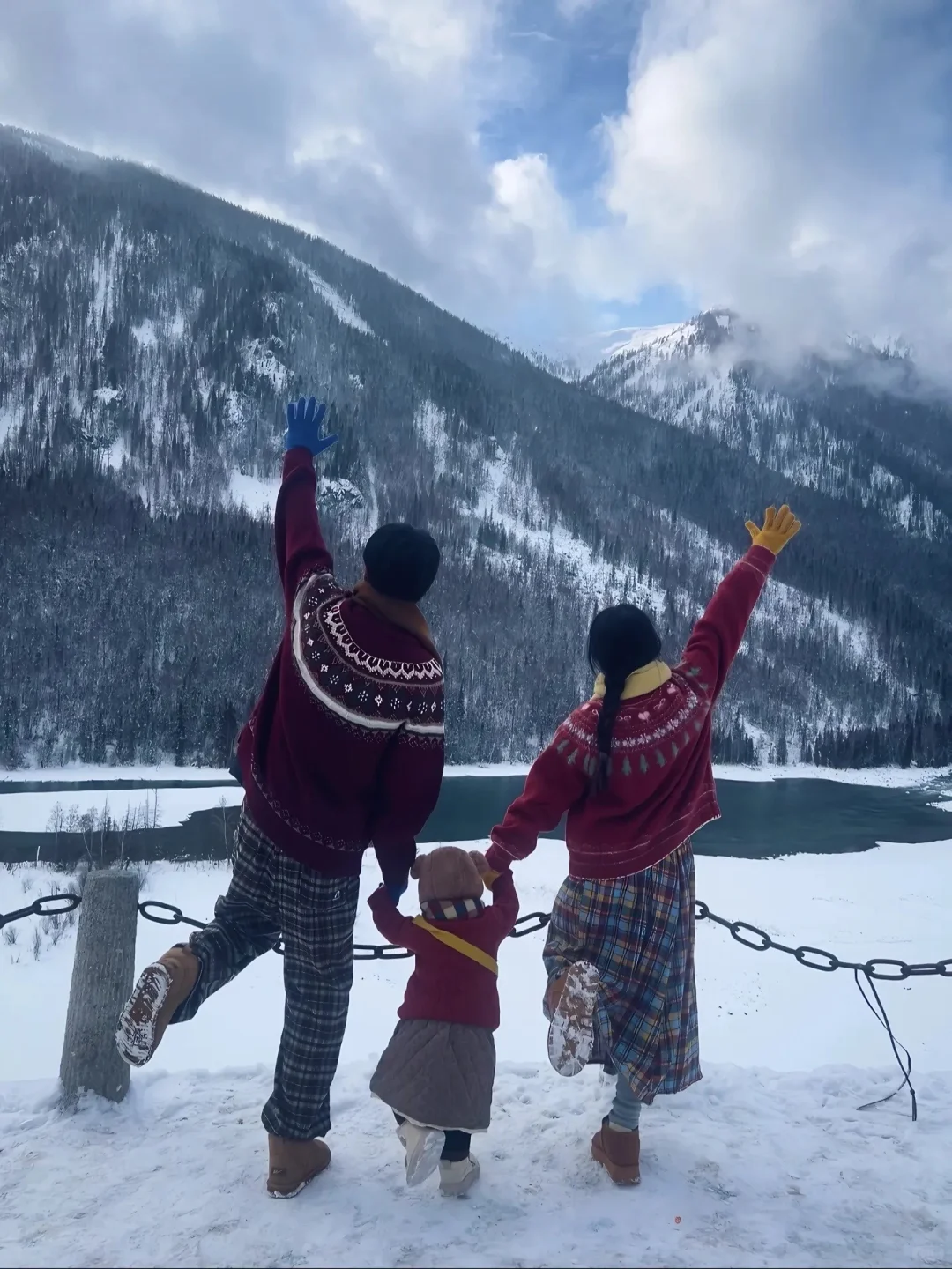 带娃玩冰雪别卷喀纳斯了!伊犁暖5℃人还少