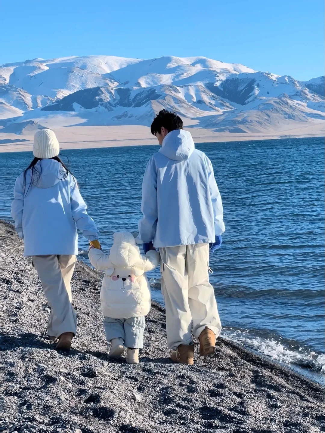 带娃玩冰雪别卷喀纳斯了!伊犁暖5℃人还少