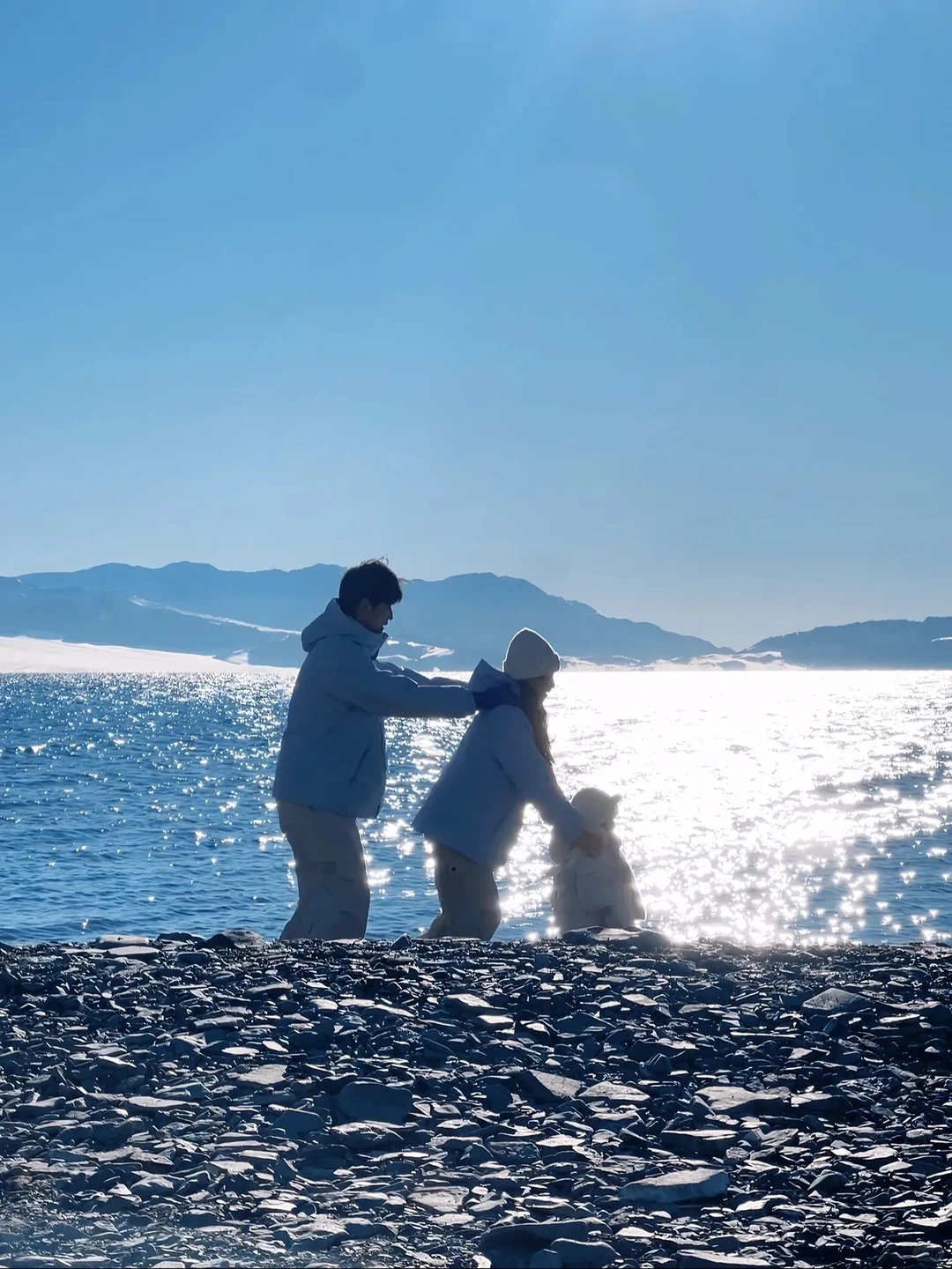 带娃玩冰雪别卷喀纳斯了!伊犁暖5℃人还少