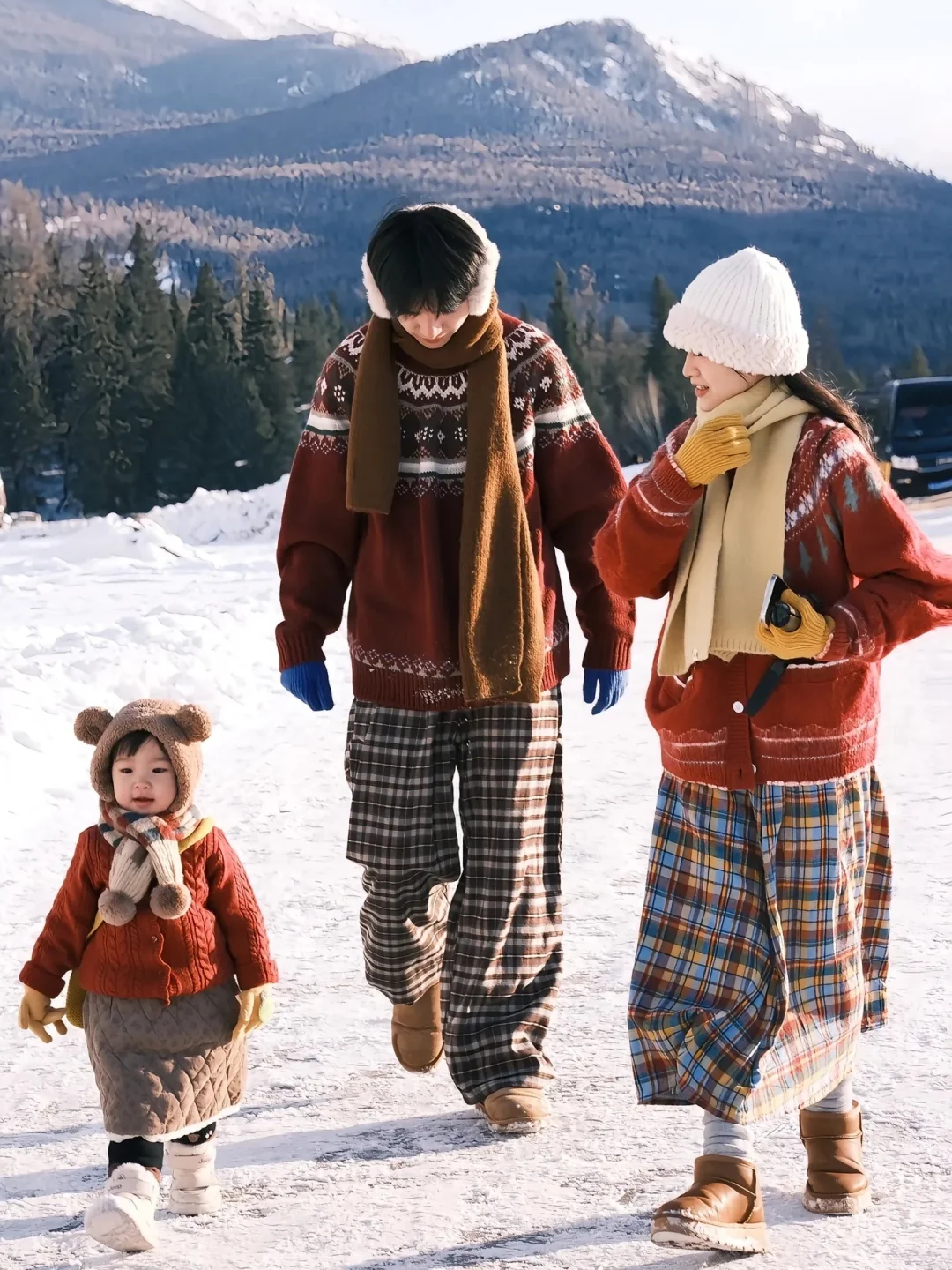 带娃玩冰雪别卷喀纳斯了!伊犁暖5℃人还少