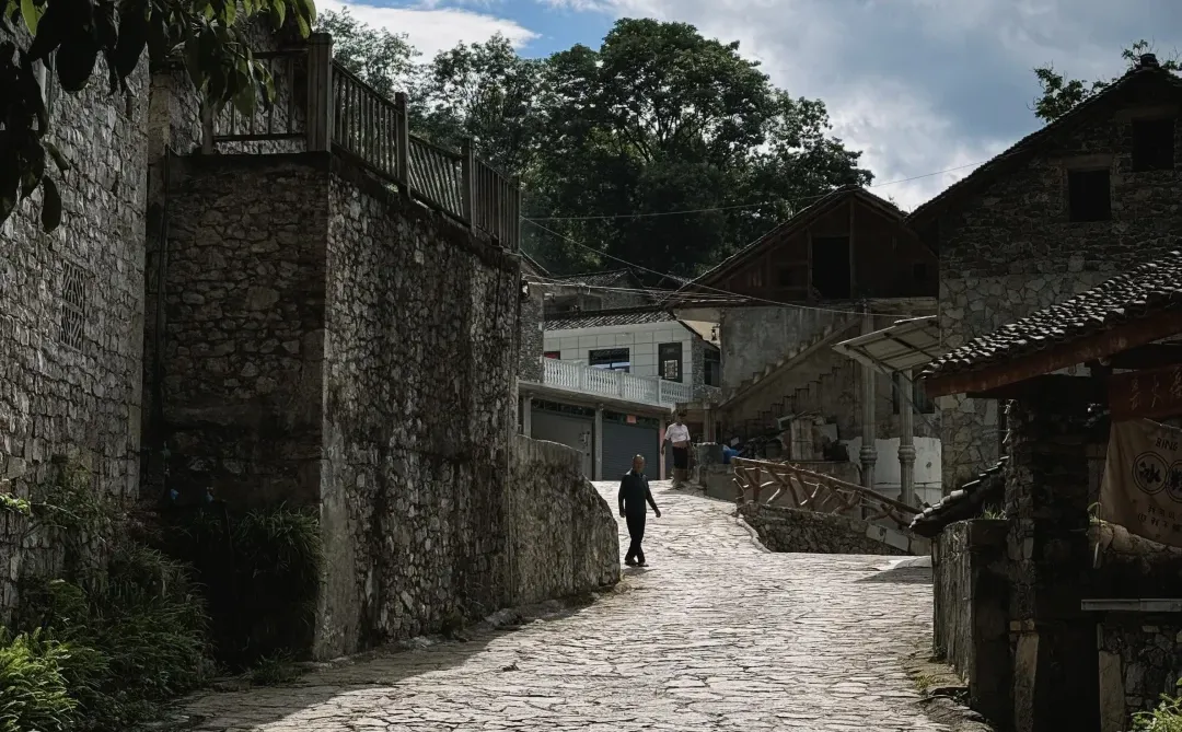 谁懂啊？！在贵州掉进了“天坑”😱