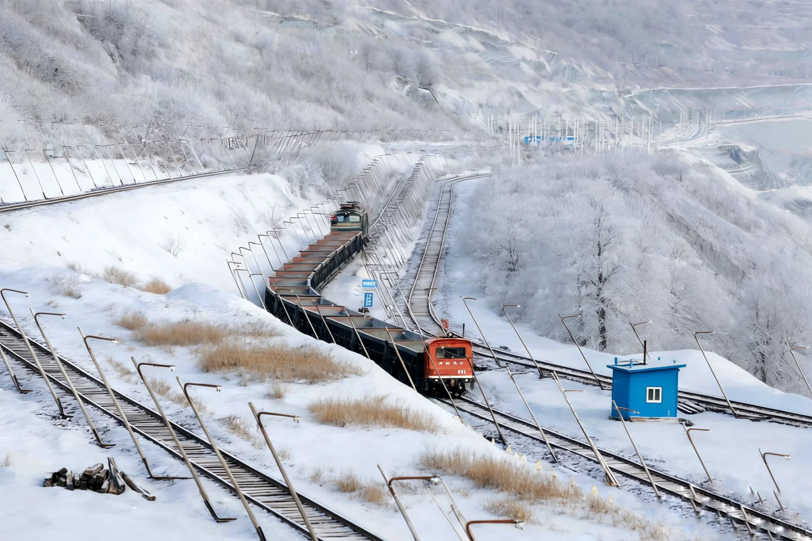 抚顺西露天煤矿、全球独有雪景景色。
