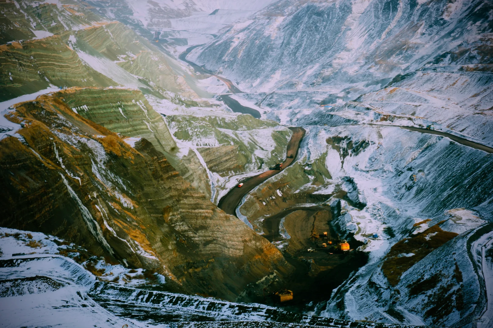 抚顺西露天煤矿、全球独有雪景景色。