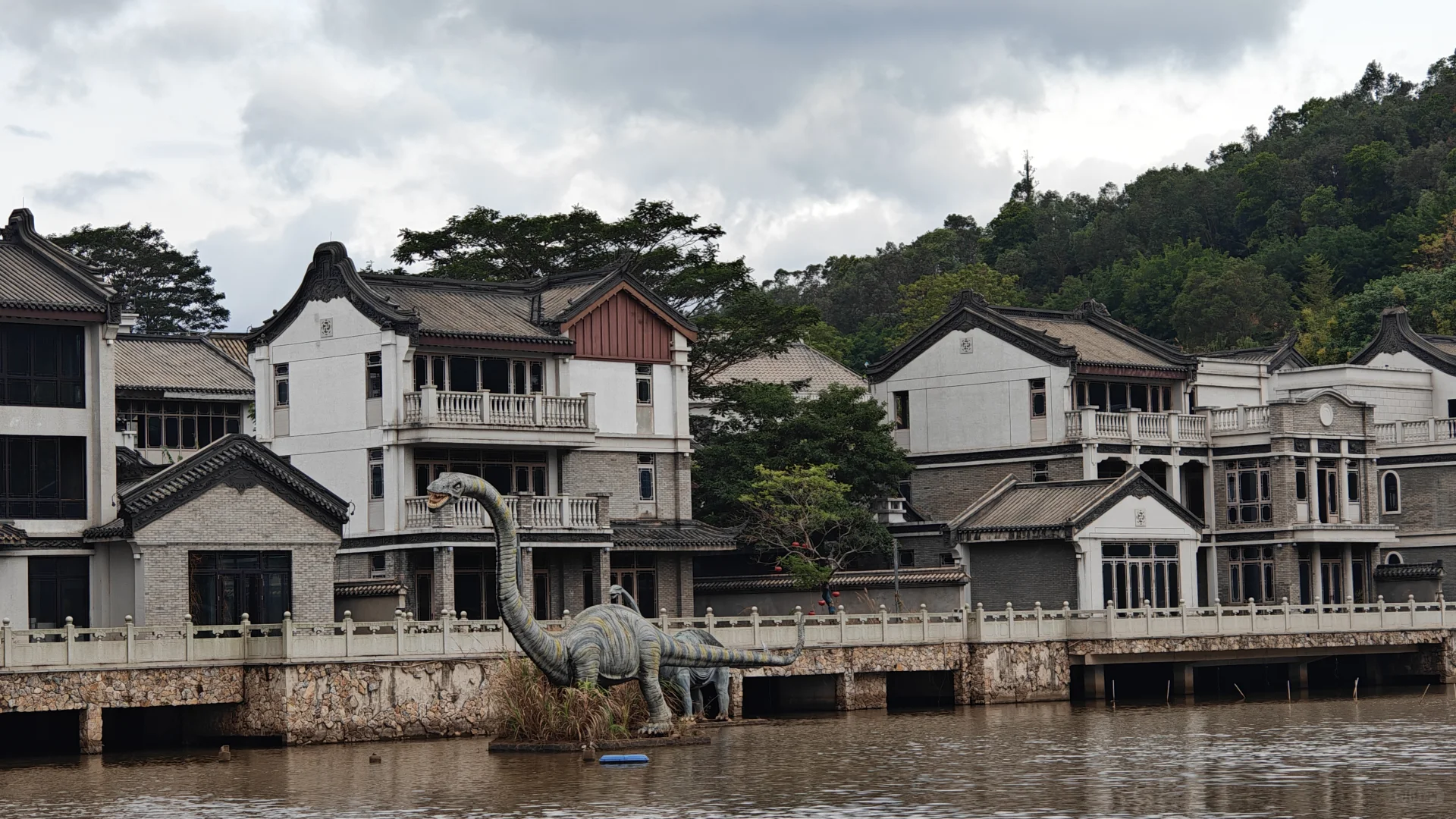 不退休人去半退休景区玩