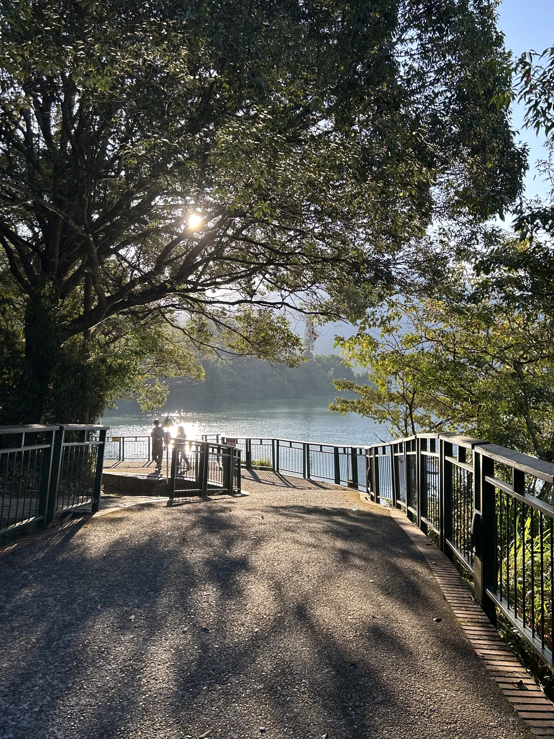 “日月潭很深，湖水碧绿”