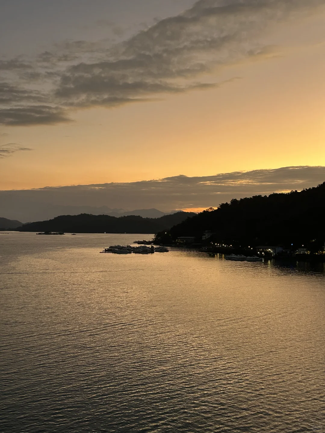 “日月潭很深，湖水碧绿”