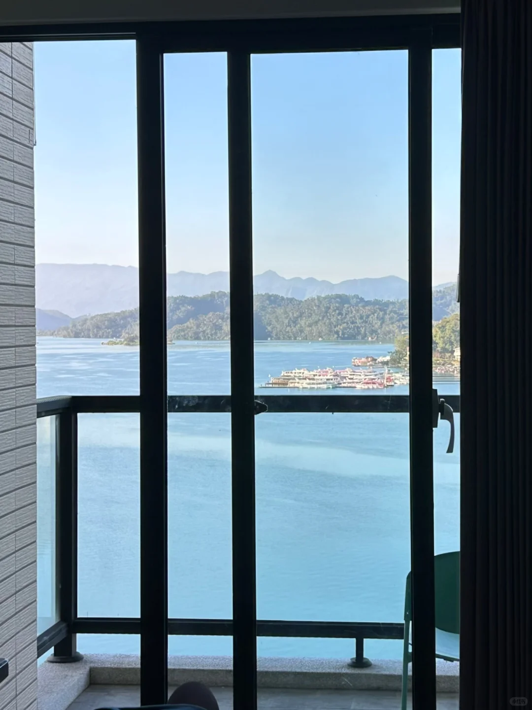 “日月潭很深，湖水碧绿”