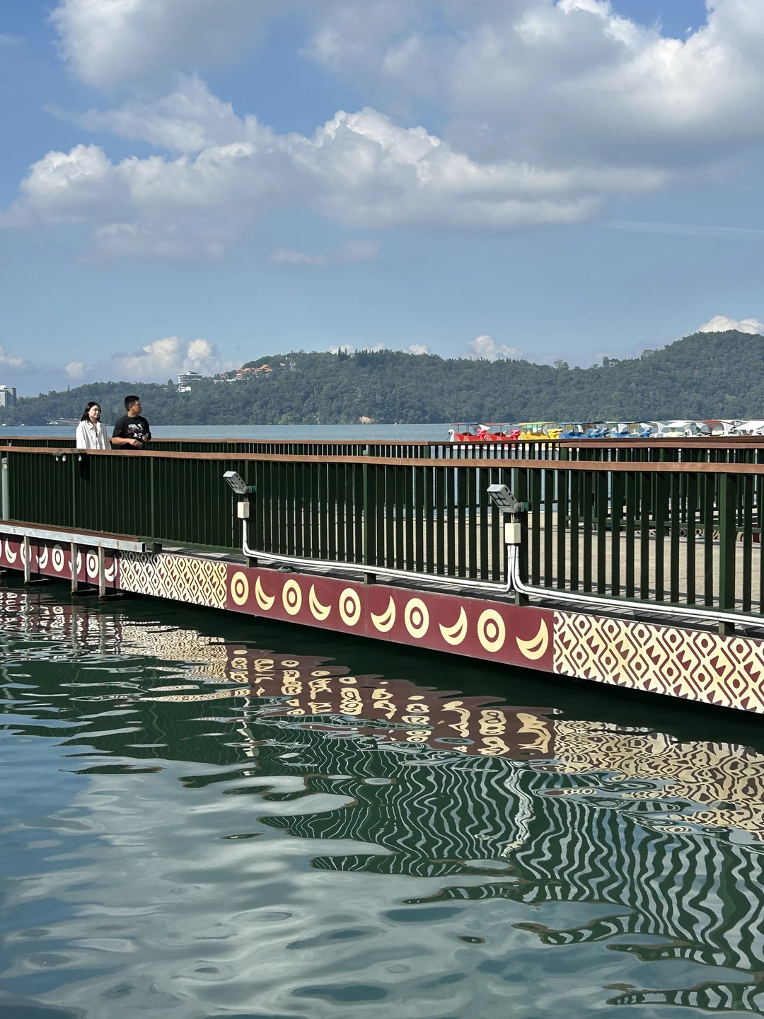 “日月潭很深，湖水碧绿”