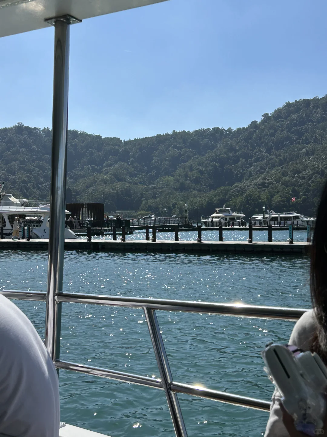 “日月潭很深，湖水碧绿”