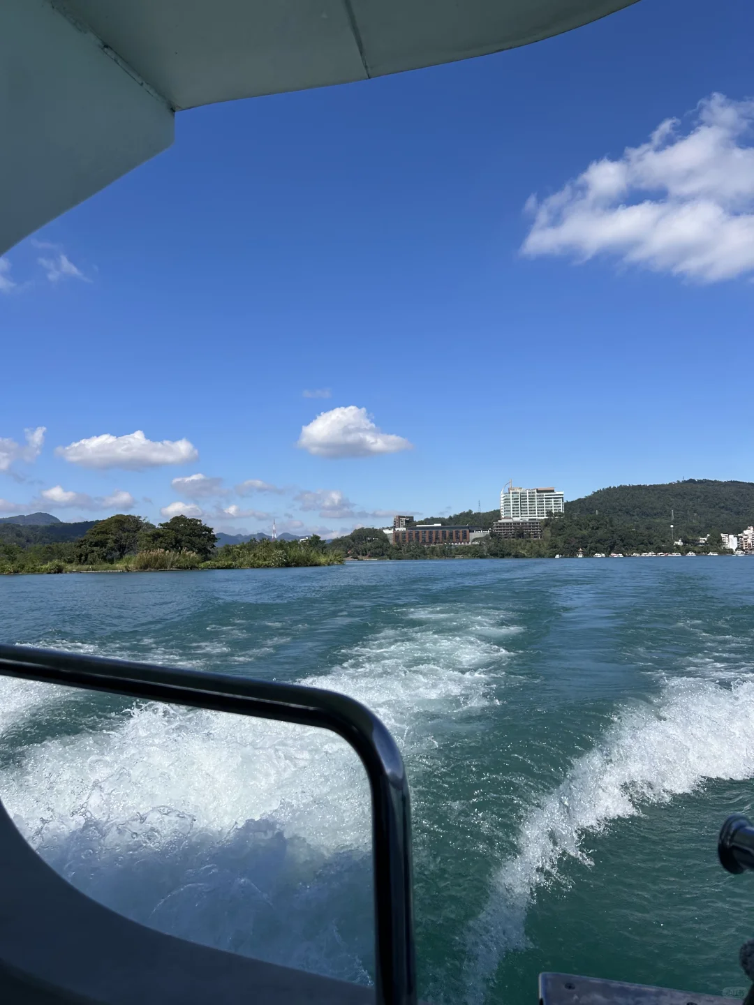 “日月潭很深，湖水碧绿”