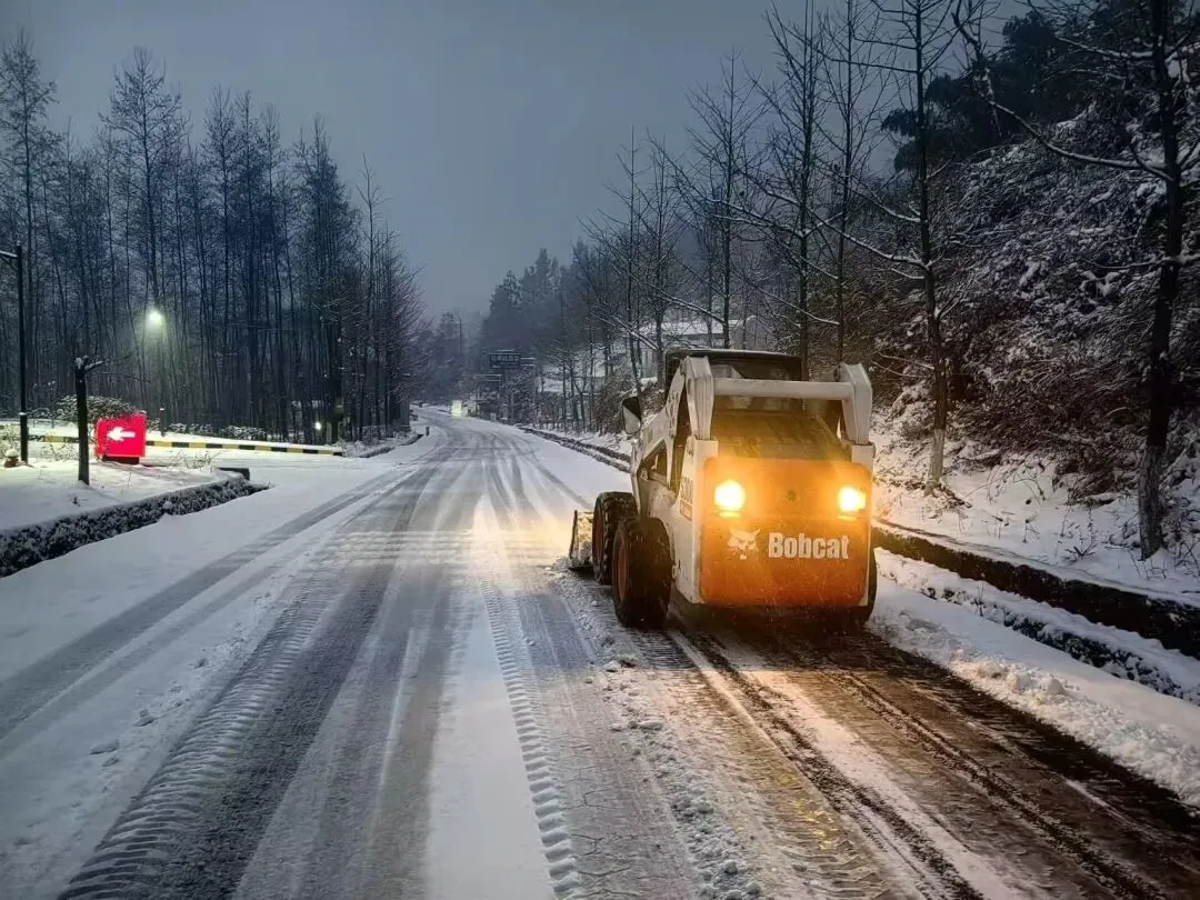 仙女山景区突降大暴雪 多部门联动保障游客安全出行