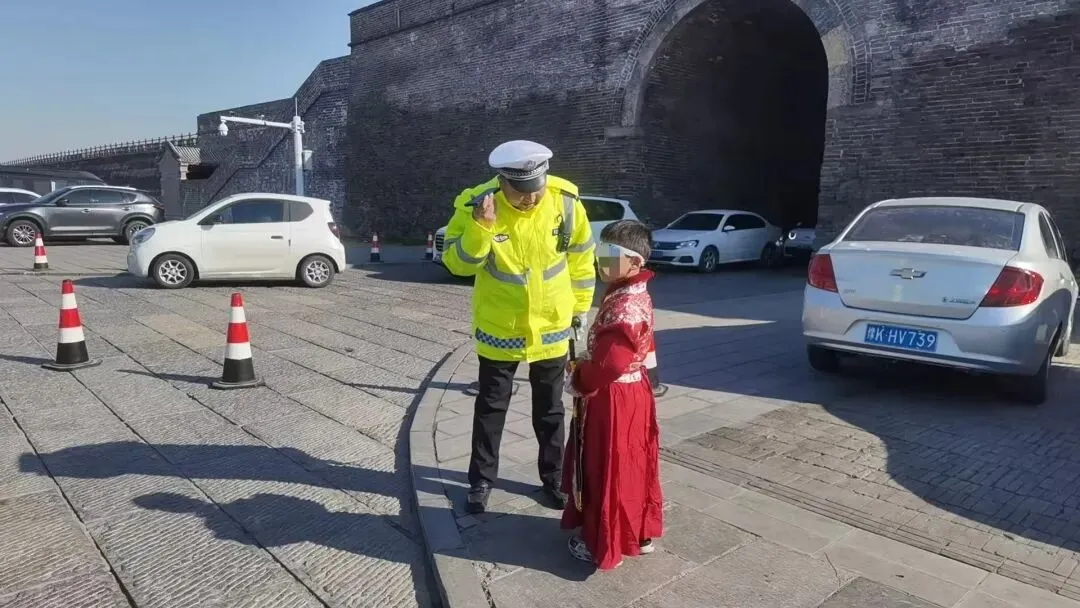 【节日我在岗】男童景区与家人走散 交警及时帮助促团圆