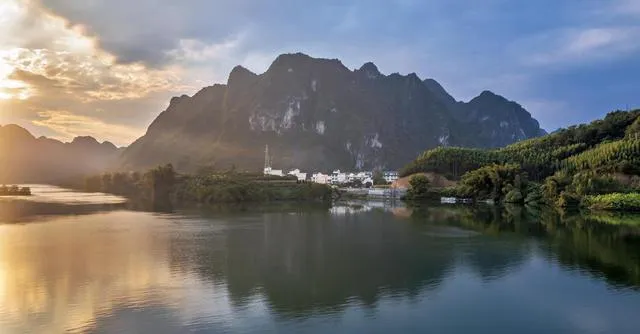 大量越南游客涌入广西河池,打着旅游幌子不逛巴马不吃香猪,为什么