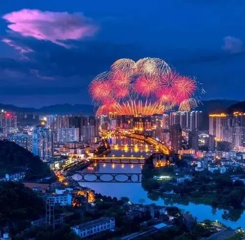 元旦期间,大量日本游客涌入长沙,打着旅游幌子不逛岳麓山不吃臭豆腐,为什么?