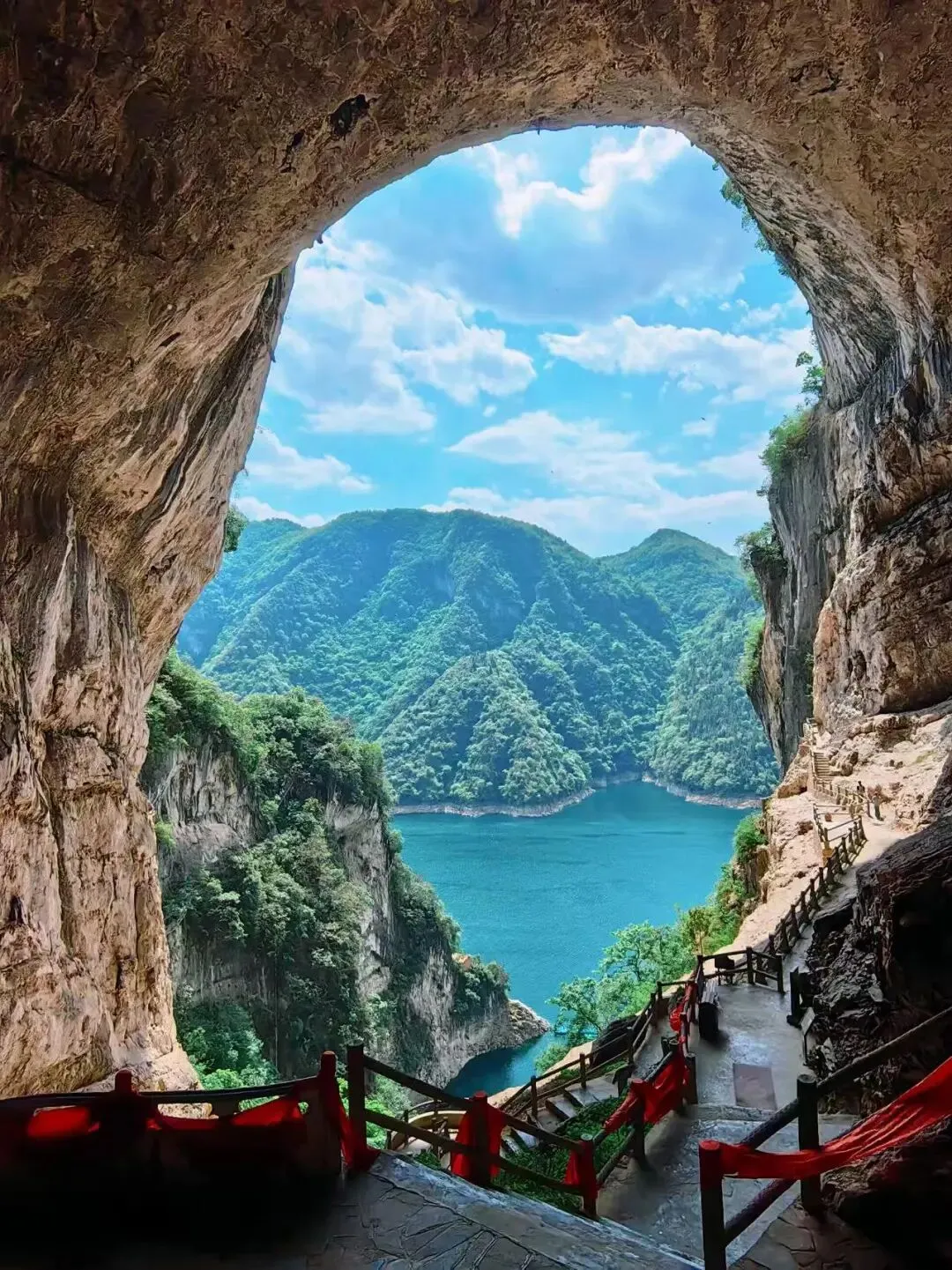 大量日本游客涌入宜昌,打着旅游幌子不逛三峡大坝不吃鱼丸,为什么