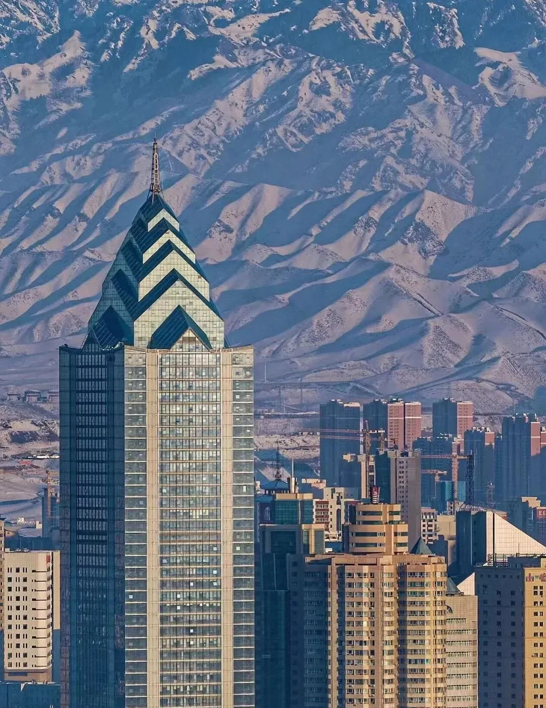 大量日本游客涌入乌鲁木齐,打着旅游幌子不逛天山天池不吃烤包子,为什么